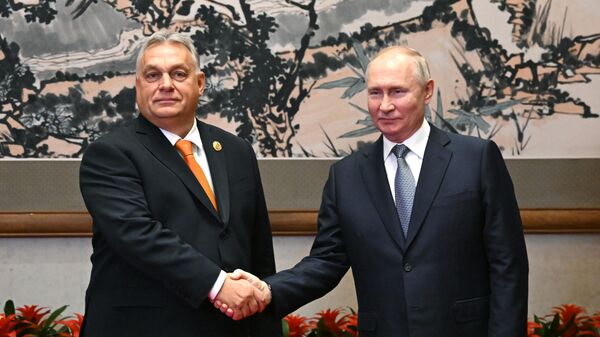 Президент РФ Владимир Путин и премьер-министр Венгрии Виктор Орбан (слева) во время встречи в Пекине - Sputnik Азербайджан