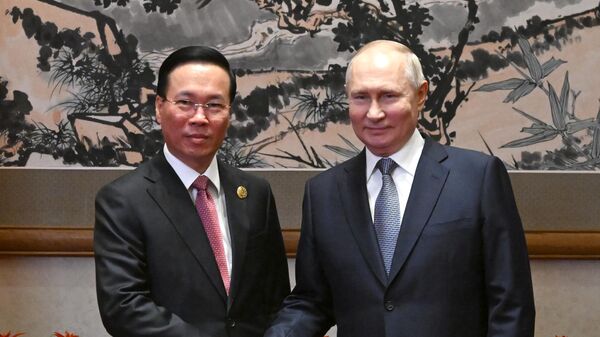 Rusiya Prezidenti Vladimir Putin vyetnamlı həmkarı Vo Van Txıonqa ilə  - Sputnik Azərbaycan