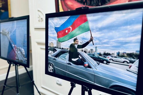 В Русском доме в Баку открылась выставка фотографа Ирады Асадовой под названием «Баку, любовь моя!» - Sputnik Азербайджан