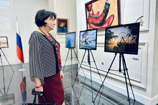 В Русском доме в Баку открылась выставка фотографа Ирады Асадовой под названием «Баку, любовь моя!» - Sputnik Азербайджан