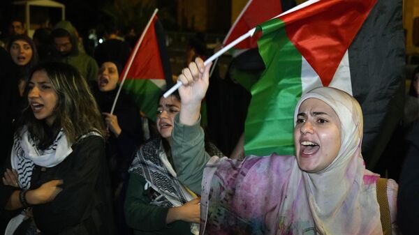Демонстранты скандируют лозунги во время акции протеста в знак солидарности с палестинским народом в центре Бейрута - Sputnik Азербайджан