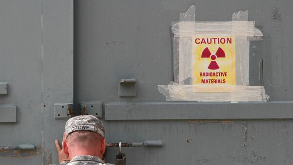 Военнослужащий США закрывает загрязненный радиацией бункер, фото из архива - Sputnik Азербайджан