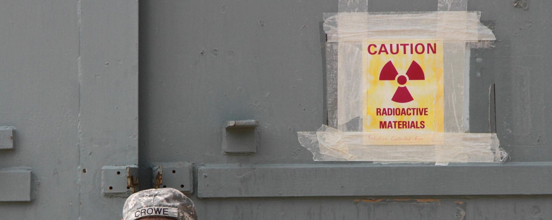Военнослужащий США закрывает загрязненный радиацией бункер, фото из архива - Sputnik Азербайджан, 1920, 24.06.2025