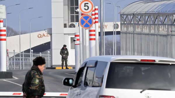 Пункт пропуска Ак-Жол на границе Киргизии с Казахстаном - Sputnik Азербайджан