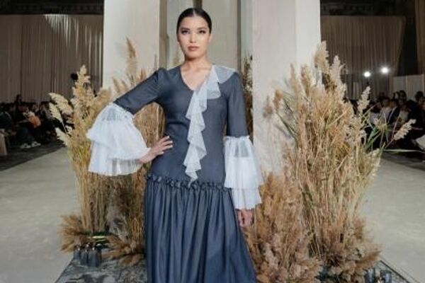 Коллекция Гюльнары Халиловой представлена на Tengrii Fashion Week в Казахстане. - Sputnik Азербайджан