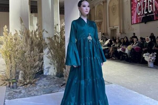 Коллекция Гюльнары Халиловой представлена на Tengrii Fashion Week в Казахстане. - Sputnik Азербайджан