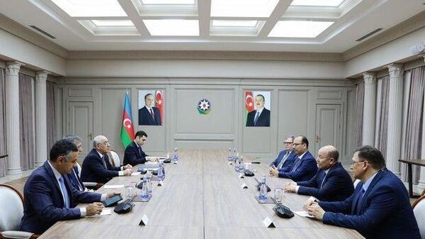 Премьер-министр Али Асадов встретился с участниками прошедшего в Баку III Диалога по ЦУР - Sputnik Азербайджан