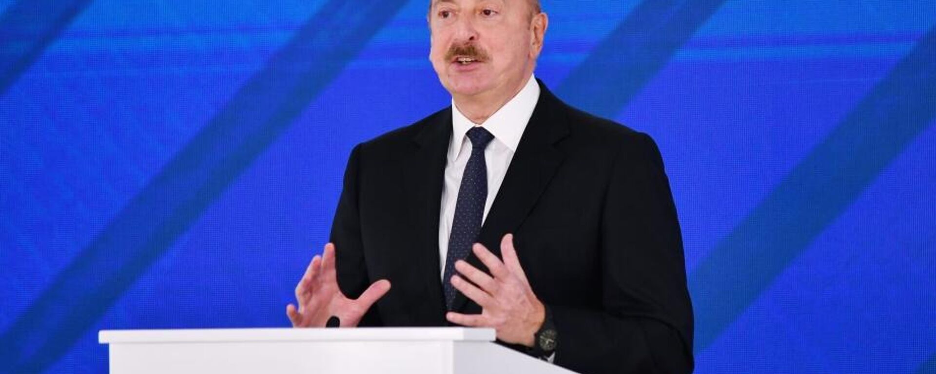 Президент Ильхам Алиев принял участие в церемонии официального открытия Гарадагской солнечной электростанции мощностью 230 МВт - Sputnik Азербайджан, 1920, 30.11.2023