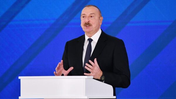 Президент Ильхам Алиев принял участие в церемонии официального открытия Гарадагской солнечной электростанции мощностью 230 МВт - Sputnik Азербайджан