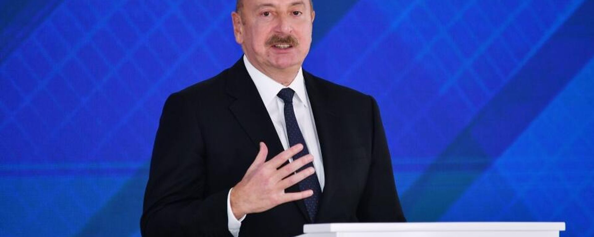 Президент Ильхам Алиев принял участие в церемонии официального открытия Гарадагской солнечной электростанции мощностью 230 МВт - Sputnik Азербайджан, 1920, 21.11.2023