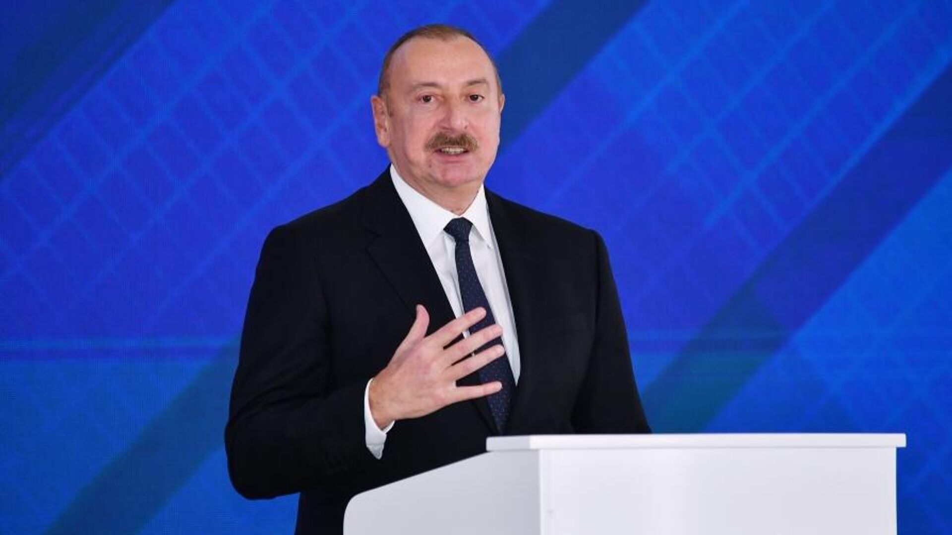 Президент Ильхам Алиев принял участие в церемонии официального открытия Гарадагской солнечной электростанции мощностью 230 МВт - Sputnik Азербайджан, 1920, 20.11.2023