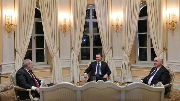 Встречу с участием премьер-министров Азербайджана и Армении Али Асадова и Никола Пашиняна - Sputnik Азербайджан