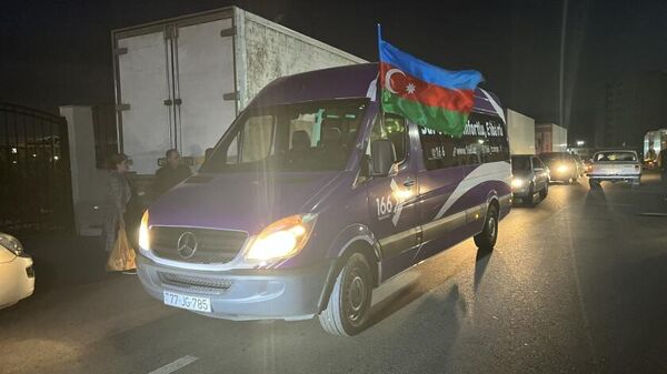 Группа из 70 жителей Лачина выехала из Баку - Sputnik Азербайджан