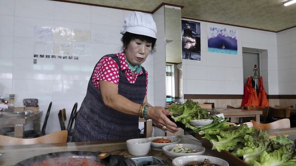 Корейская женщина готовит еду, фото из архива - Sputnik Азербайджан