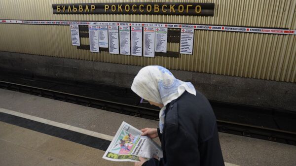 Moskva metrosunda yaşlı qadın, arxiv şəkli - Sputnik Azərbaycan