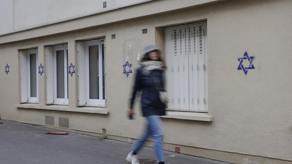 Антисемитизм во Франции: в Париже десятки домов помечены звездой Давида - Sputnik Азербайджан