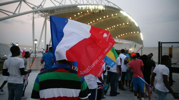 Люди держат флаги Франции и Габона, фото из архива - Sputnik Азербайджан