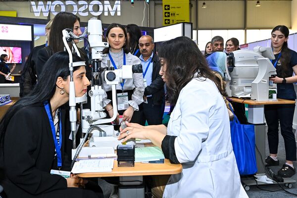 Посетители на третьей Азербайджанской Международной Выставке «Медицинские Инновации». - Sputnik Азербайджан