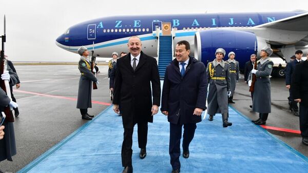Ильхам Алиев прибыл в Казахстан - Sputnik Азербайджан