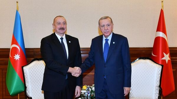 Ильхам Алиев и Реджеб Тайип Эрдоган во время встречи в Астане - Sputnik Азербайджан