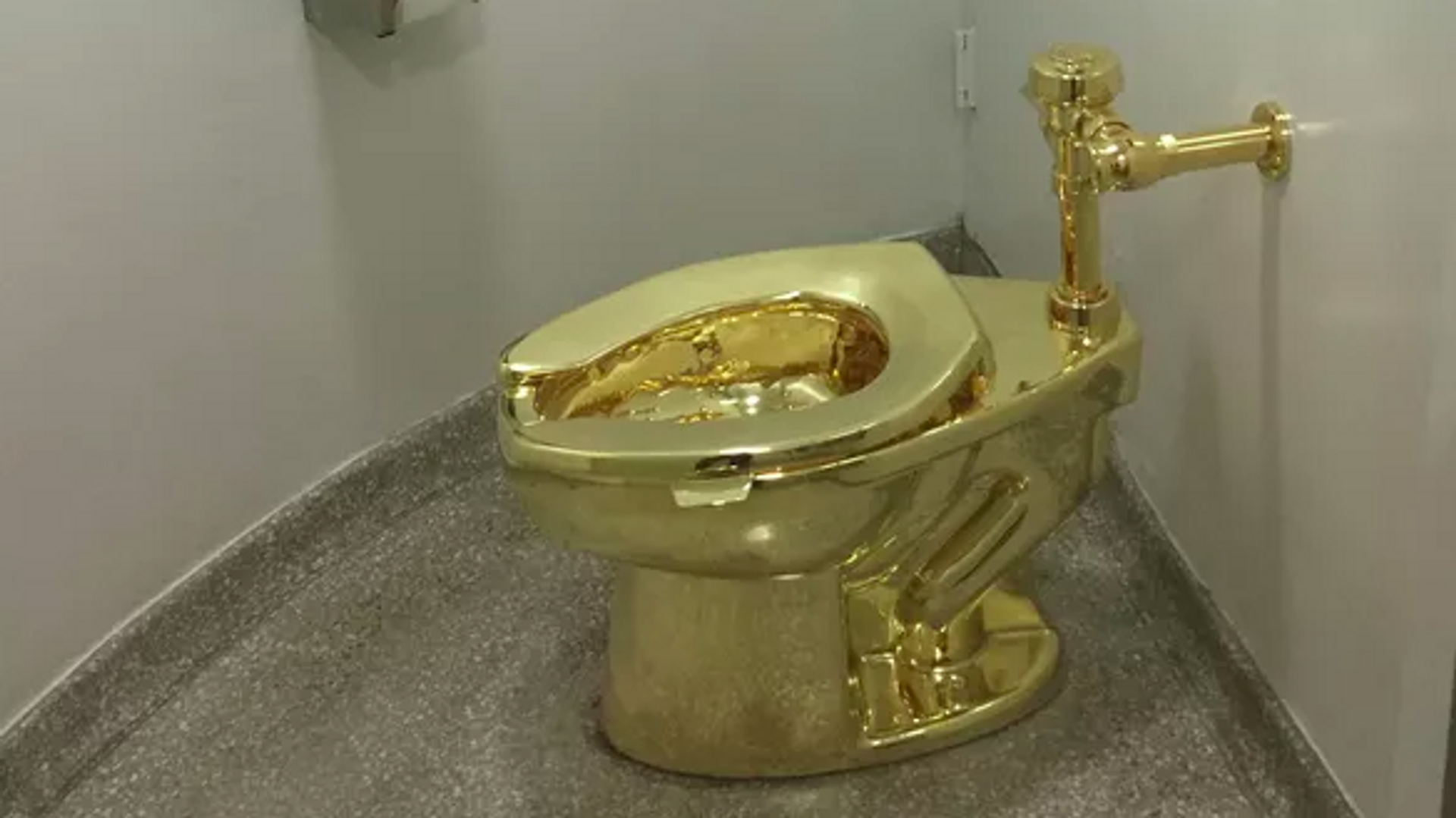 Туалет из чистого золота, сделанный итальянским художником Маурицио Каттеланом - Sputnik Азербайджан, 1920, 07.11.2023