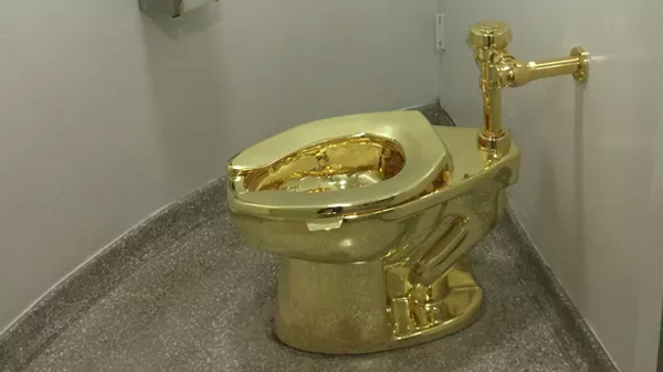 Туалет из чистого золота, сделанный итальянским художником Маурицио Каттеланом - Sputnik Азербайджан