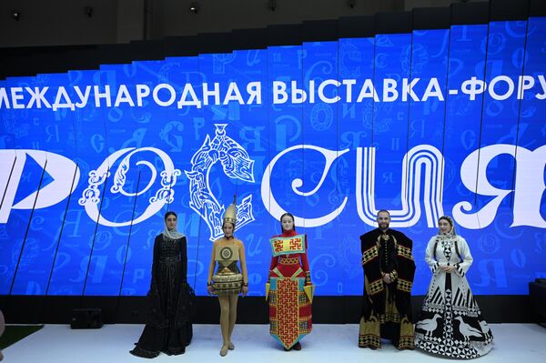 Участники выставки в национальных костюмах. - Sputnik Азербайджан