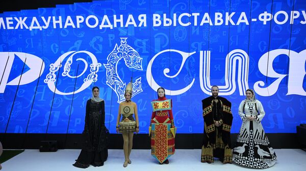 Участники выставки в национальных костюмах, Россия - Sputnik Азербайджан