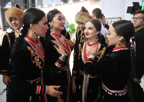 Участницы выставки в национальных костюмах на открытии экспозиции. - Sputnik Азербайджан