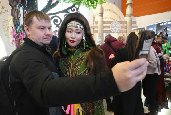 Участники выставки фотографируются на открытии экспозиции. - Sputnik Азербайджан