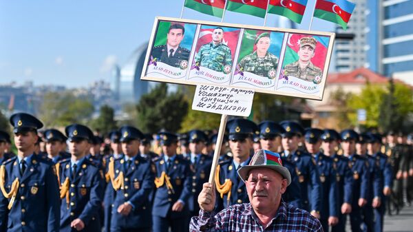 Шествие военного оркестра по случаю Дня Победы в Баку - Sputnik Azərbaycan