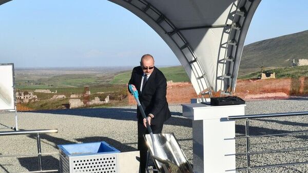 Президент Ильхам Алиев заложил фундамент села Гаргабазар в Физулинском районе - Sputnik Azərbaycan
