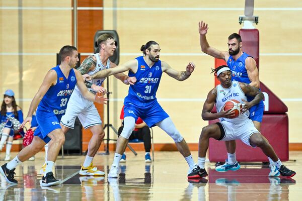 Азербайджанский баскетбольный клуб «Сабах» играет с клубом «Морнар». - Sputnik Азербайджан