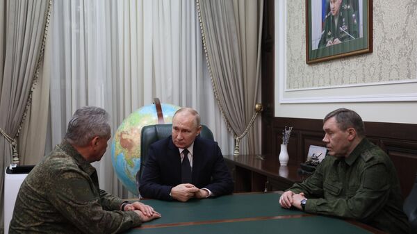 Президент РФ В. Путин посетил в Ростове-на-Дону штаб группировки войск, участвующих в спецоперации - Sputnik Азербайджан