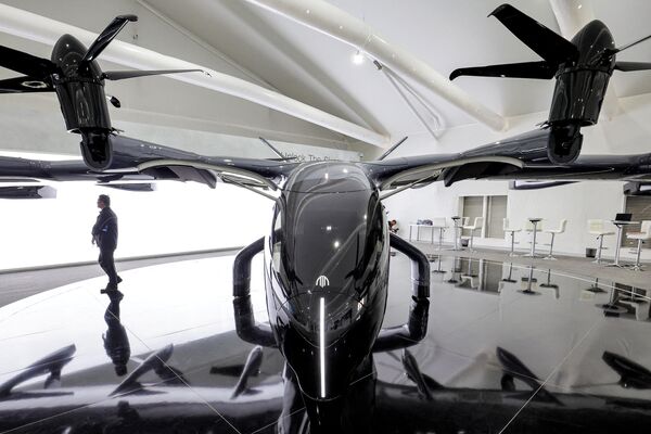 Летающее такси с электрическим вертикальным взлетом и посадкой Archer Aviation на авиашоу Dubai Airshow 2023 в Дубае. - Sputnik Азербайджан