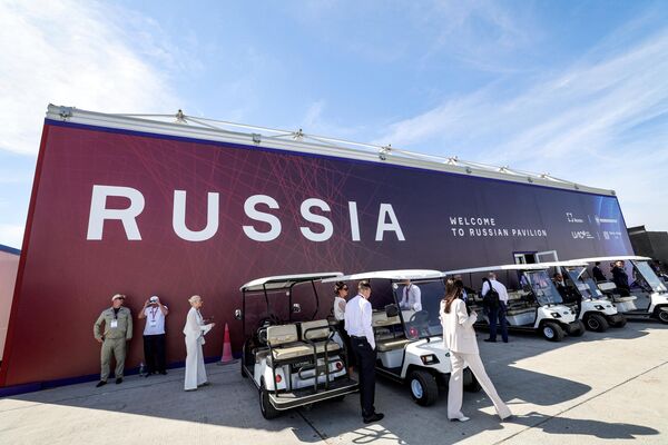 Люди выходят из российского павильона на Dubai Airshow 2023 в Дубае. - Sputnik Азербайджан
