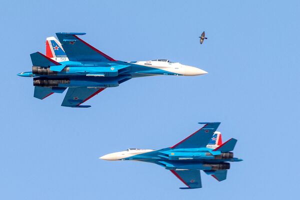 Пилотажная группа ВВС России «Русские Витязи» выступает во время Dubai Airshow 2023 в Дубае. - Sputnik Азербайджан