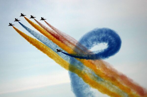 Пилотажная группа итальянских ВВС выступает в день открытия Dubai Airshow 2023 в Дубае. - Sputnik Азербайджан