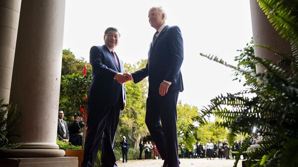 Председатель КНР Си Цзиньпин и президент США Джо Байден - Sputnik Азербайджан