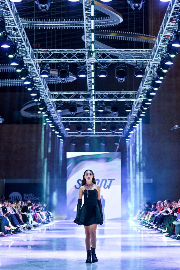 Первый сезон Baku Fashion Week стартовал в пятницу В Бакинском конгресс-центре - Sputnik Азербайджан