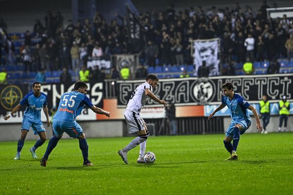 Игроки во время матча между  ПФК Нефтчи и ФК Зенит  - Sputnik Азербайджан
