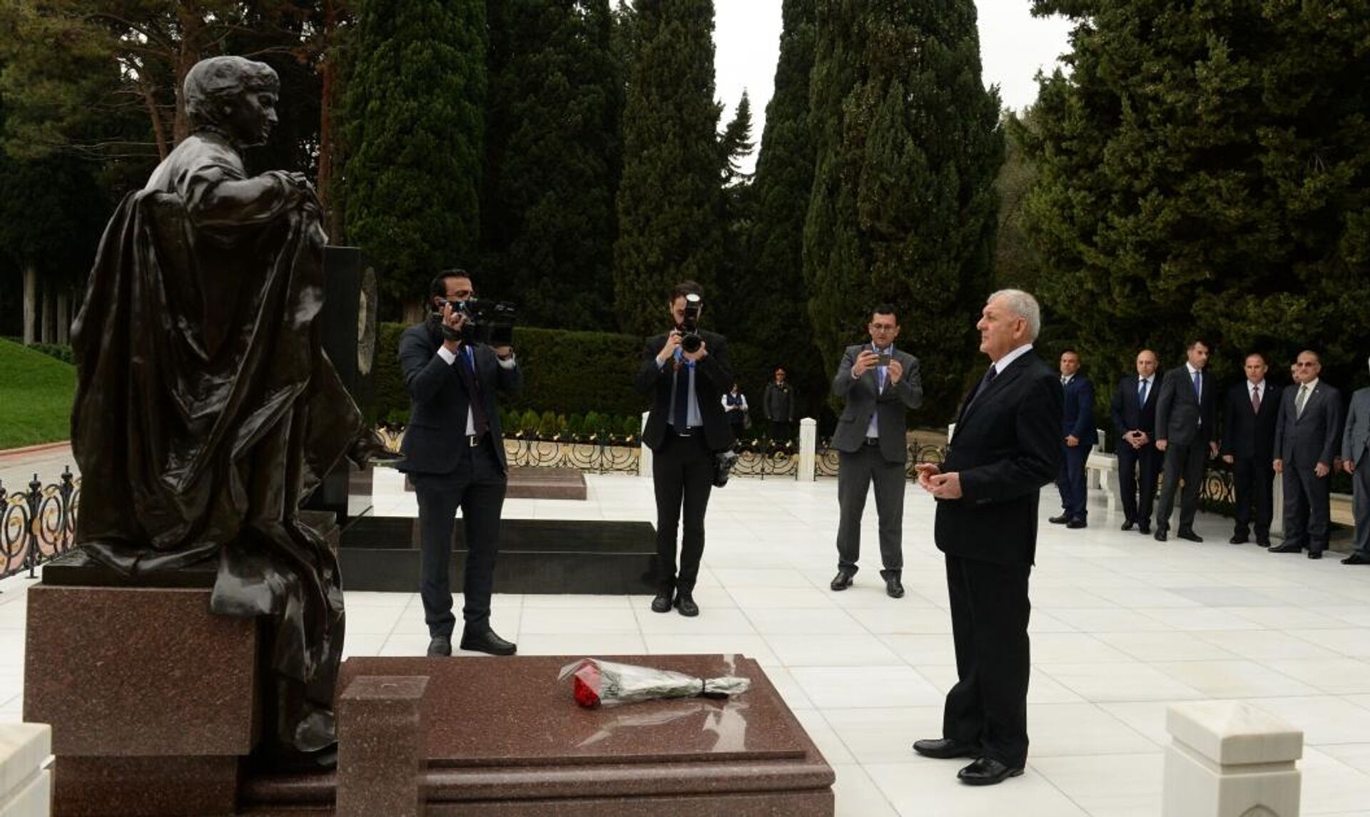 Президент Ирака посетил могилу великого лидера Гейдара Алиева и Шехидляр хиябаны
 - Sputnik Азербайджан, 1920, 19.11.2023