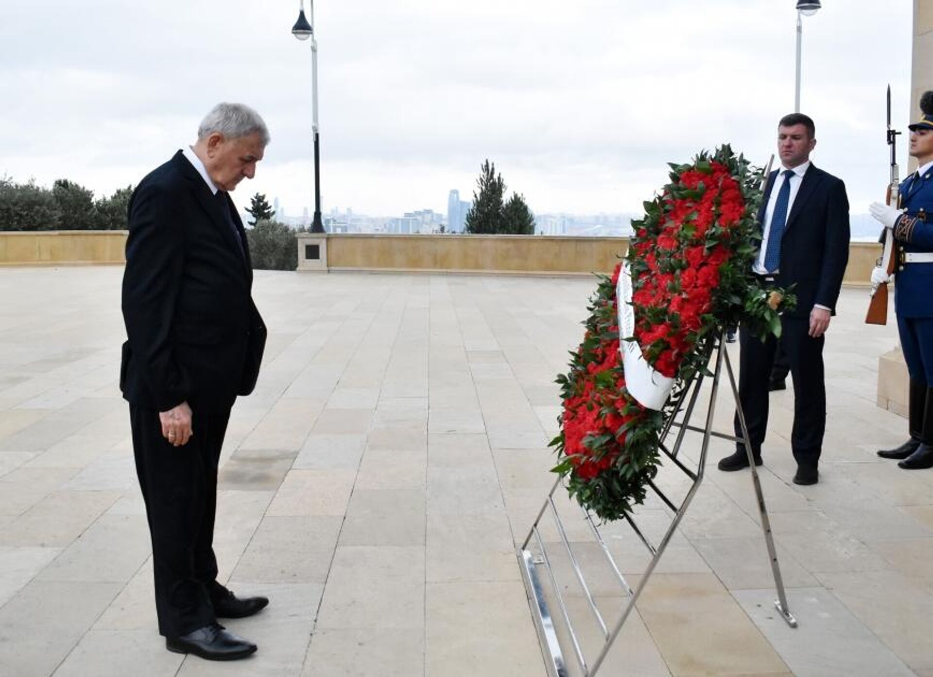 Президент Ирака посетил могилу великого лидера Гейдара Алиева и Шехидляр хиябаны
 - Sputnik Азербайджан, 1920, 19.11.2023