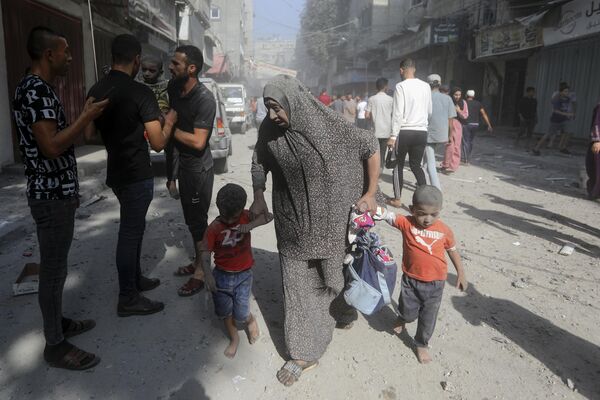 Палестинцы эвакуируют раненых. - Sputnik Азербайджан