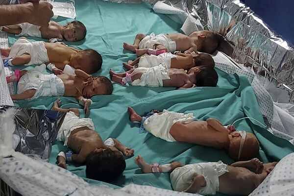Недоношенные палестинские младенцы в больнице Шифа в городе Газа. - Sputnik Азербайджан