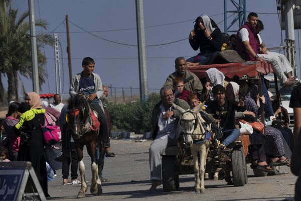 Палестинцы бегут в южную часть сектора Газа. - Sputnik Азербайджан
