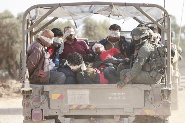 Израильские солдаты вывозят задержанных палестинцев из сектора Газа. - Sputnik Азербайджан