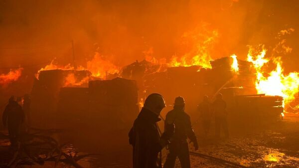  Пожар произошел в четверг на территории рынка строительных материалов на проспекте Зии Буниятова - Sputnik Азербайджан
