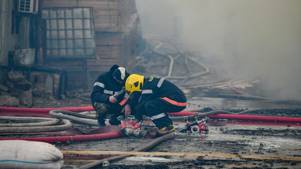 Пожар на территории рынка строительных материалов на проспекте Зии Буниятова Бинагадинского района - Sputnik Азербайджан