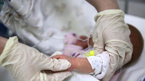 Новорожденный ребенок в роддоме - Sputnik Азербайджан